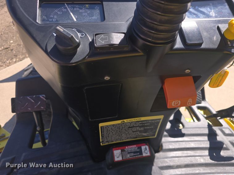 image for item EK5035 2010 John Deere 2305 MFWD tractor