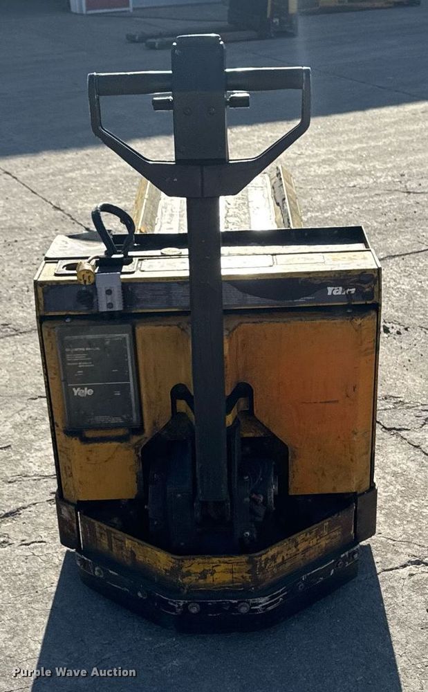 image for item EM3561 Yale MPB040ACN24C2748 pallet jack