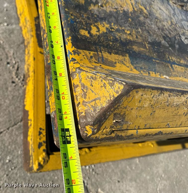 image for item EM3561 Yale MPB040ACN24C2748 pallet jack