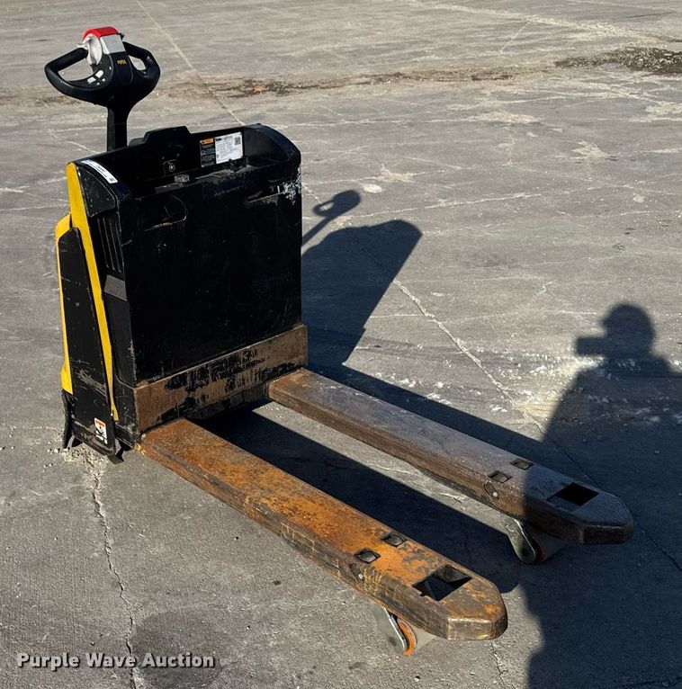 image for item EM3562 Yale MPB045VGN24T2646 pallet jack