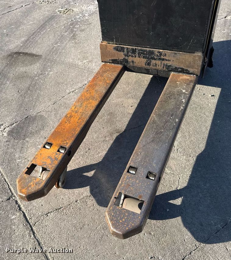 image for item EM3562 Yale MPB045VGN24T2646 pallet jack