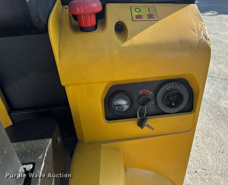 image for item EM3562 Yale MPB045VGN24T2646 pallet jack