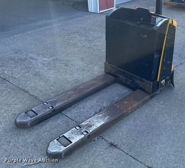 image for item EM3563 Yale MPB045VGN24T2646 pallet Jack