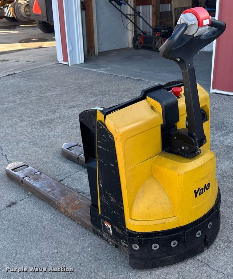 image for item EM3563 Yale MPB045VGN24T2646 pallet Jack