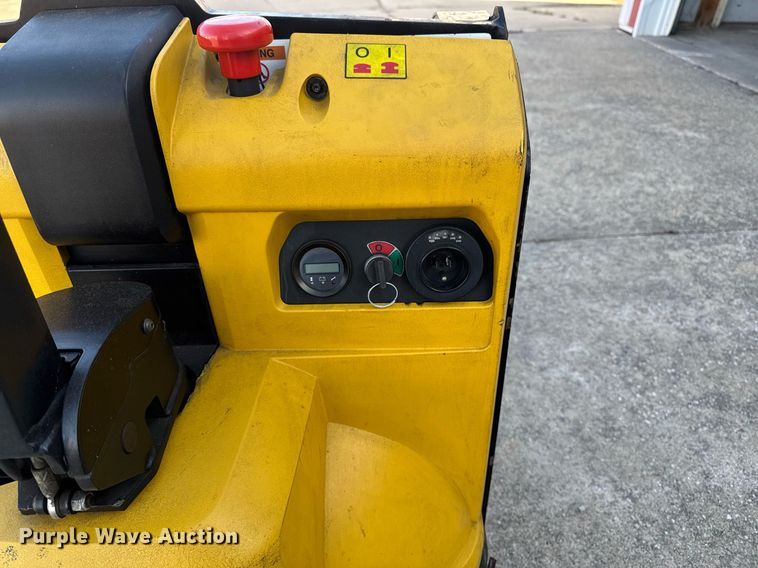 image for item EM3563 Yale MPB045VGN24T2646 pallet Jack