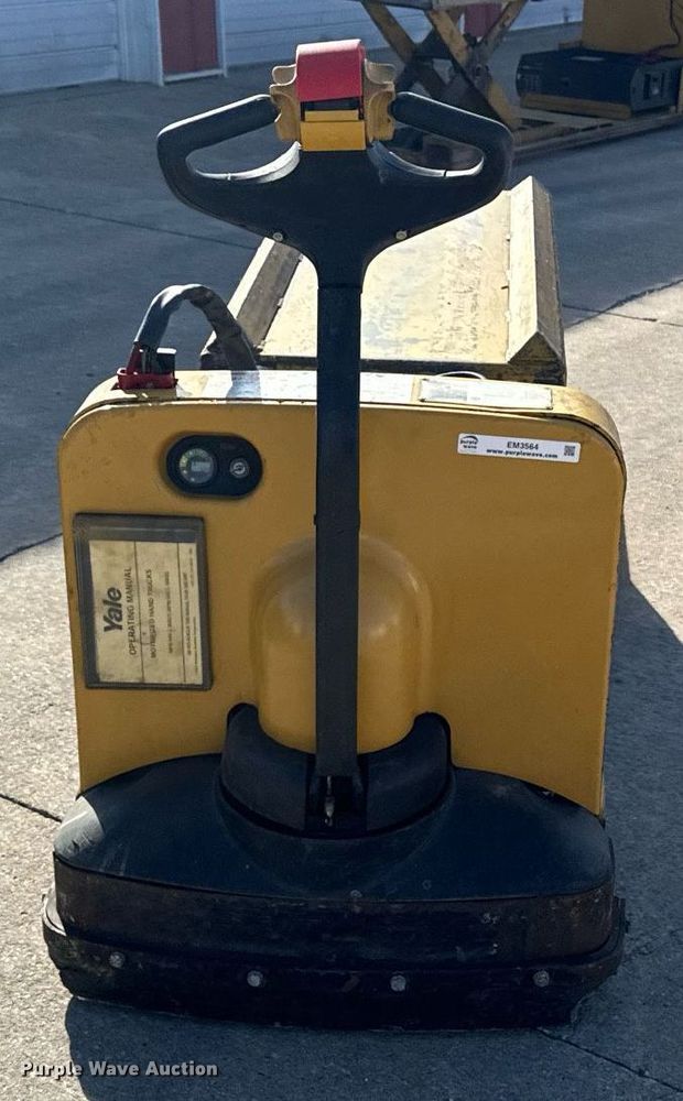 image for item EM3564 Yale MPB040-EN24T2748 pallet jack