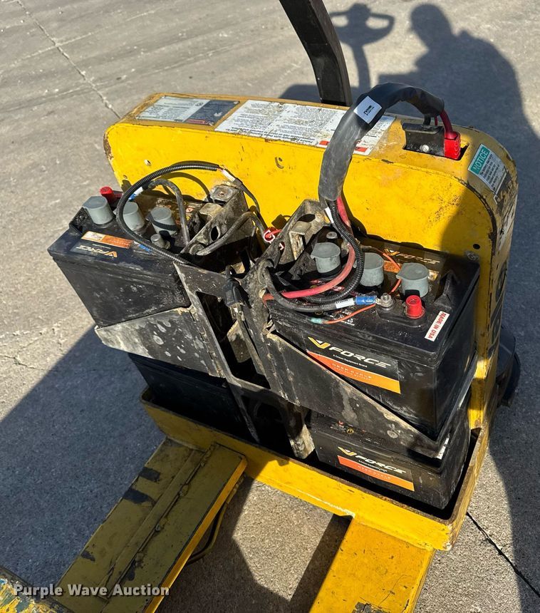 image for item EM3564 Yale MPB040-EN24T2748 pallet jack