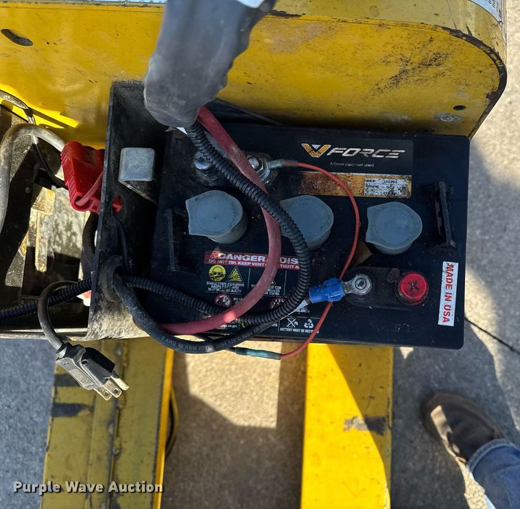 image for item EM3564 Yale MPB040-EN24T2748 pallet jack