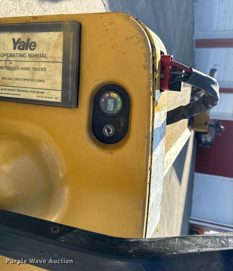 image for item EM3564 Yale MPB040-EN24T2748 pallet jack