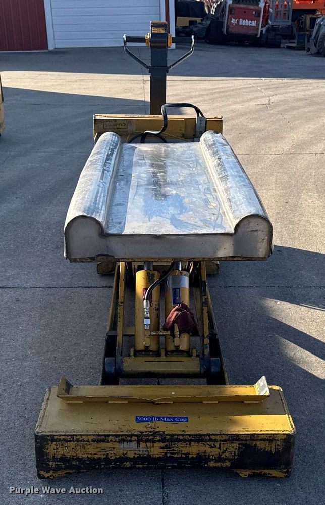 image for item EM3565 Caterpillar NPP40 lift table