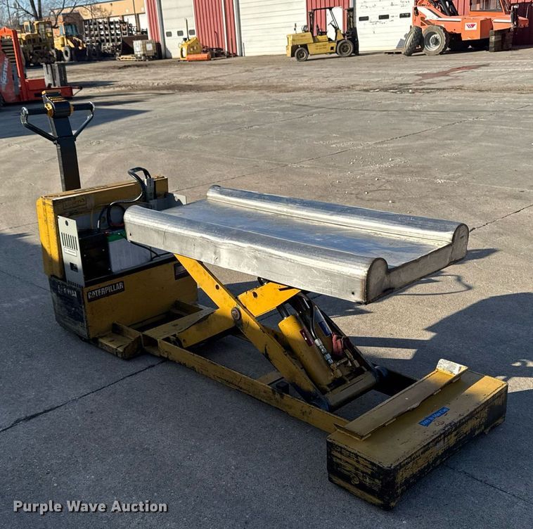 image for item EM3565 Caterpillar NPP40 lift table