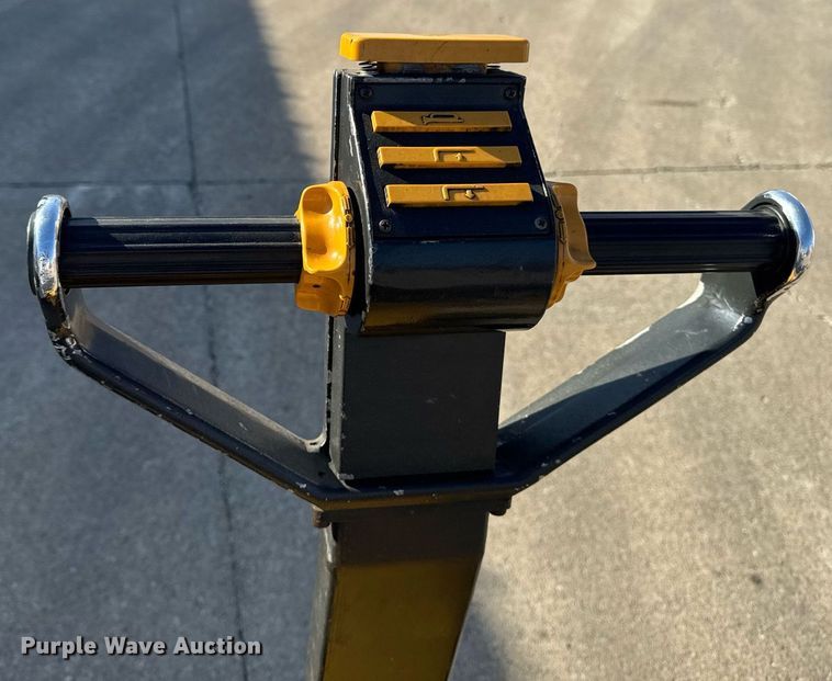 image for item EM3565 Caterpillar NPP40 lift table