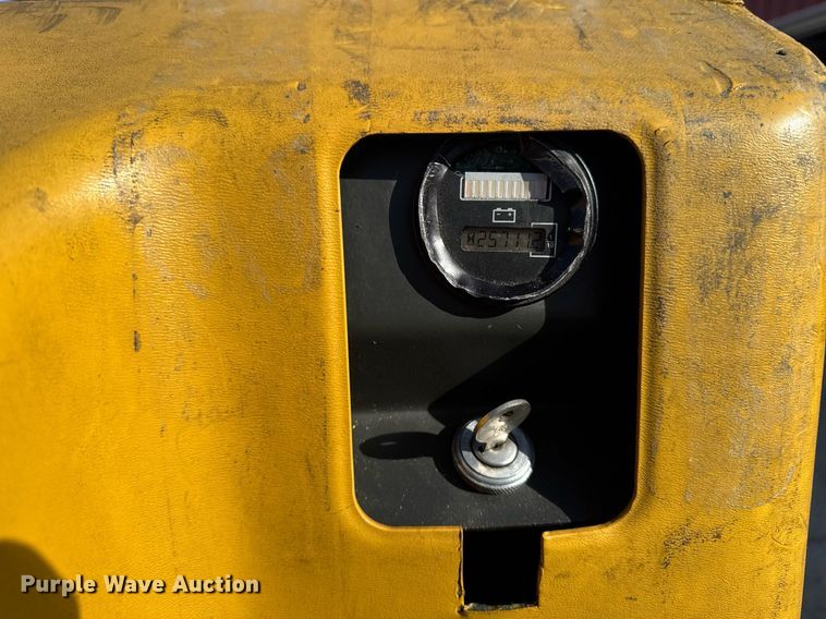 image for item EM3565 Caterpillar NPP40 lift table