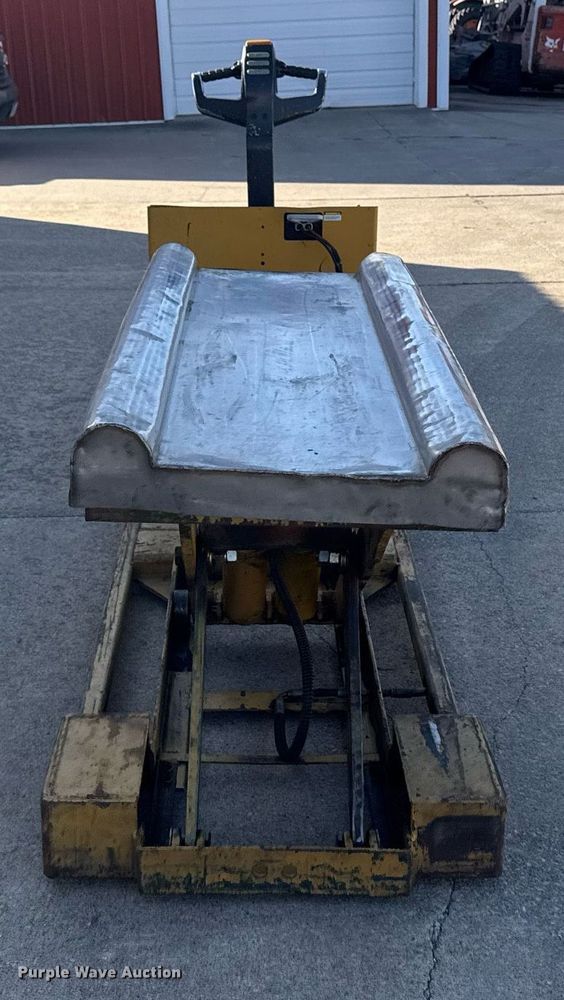 image for item EM3566 Caterpillar NPP40 lift table
