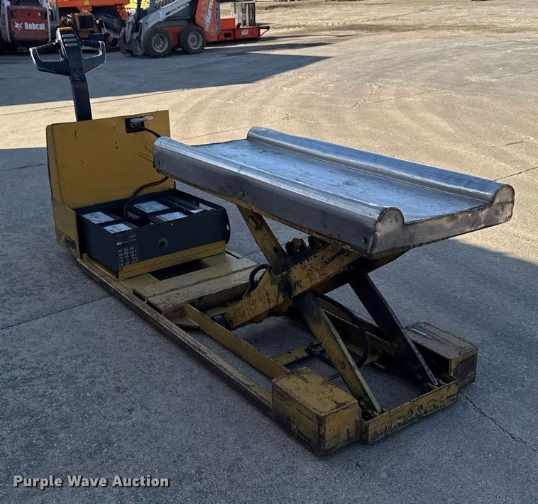 image for item EM3566 Caterpillar NPP40 lift table