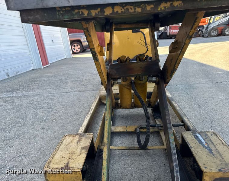 image for item EM3566 Caterpillar NPP40 lift table