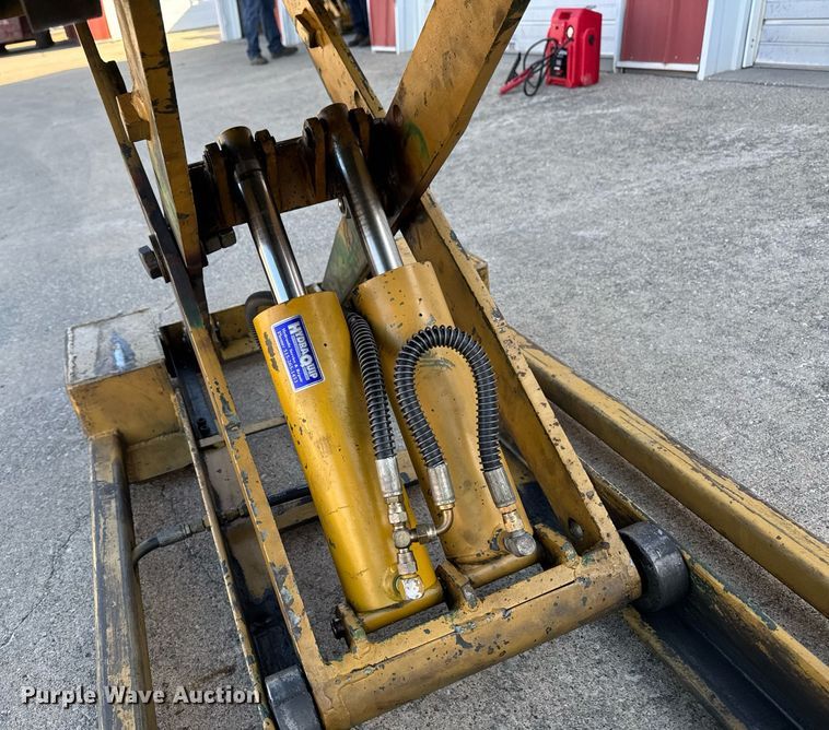 image for item EM3566 Caterpillar NPP40 lift table