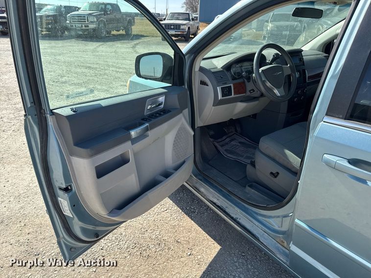 image for item EM3575 2008 Chrysler Town & Country van