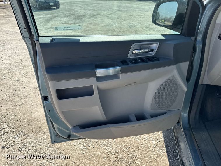 image for item EM3575 2008 Chrysler Town & Country van