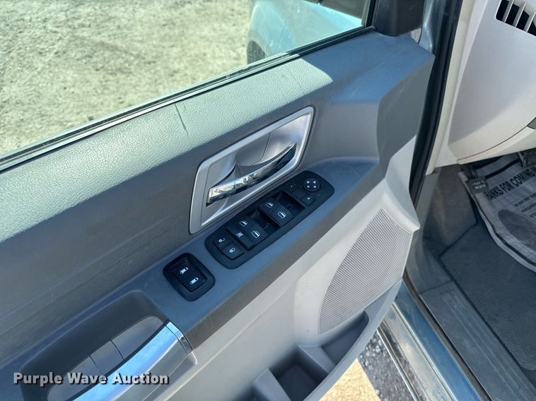 image for item EM3575 2008 Chrysler Town & Country van