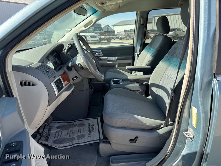 image for item EM3575 2008 Chrysler Town & Country van