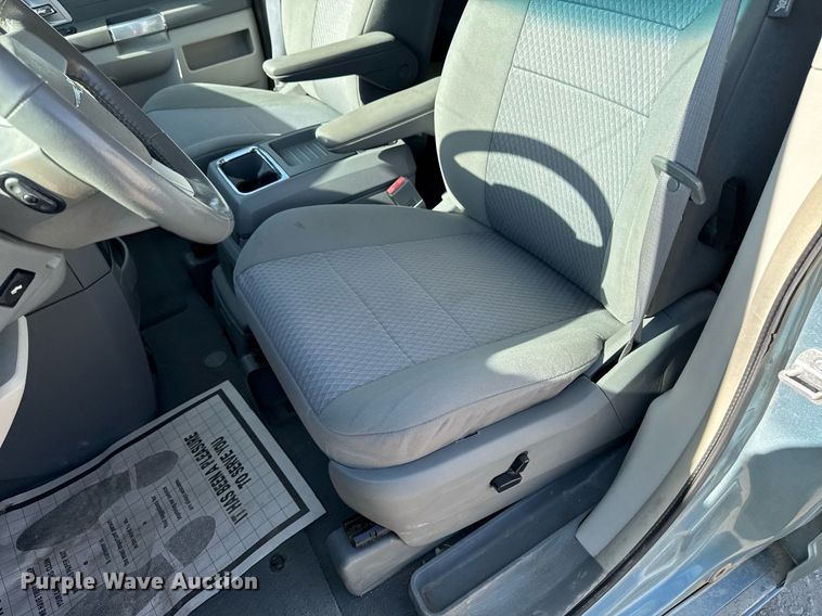 image for item EM3575 2008 Chrysler Town & Country van