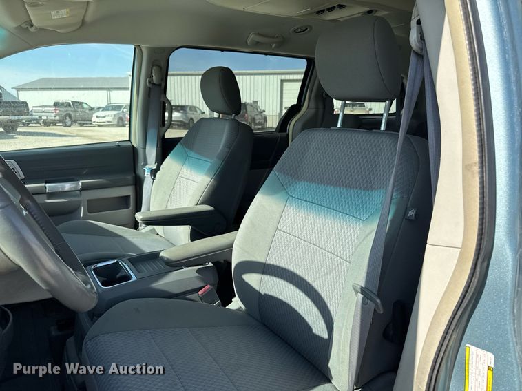 image for item EM3575 2008 Chrysler Town & Country van