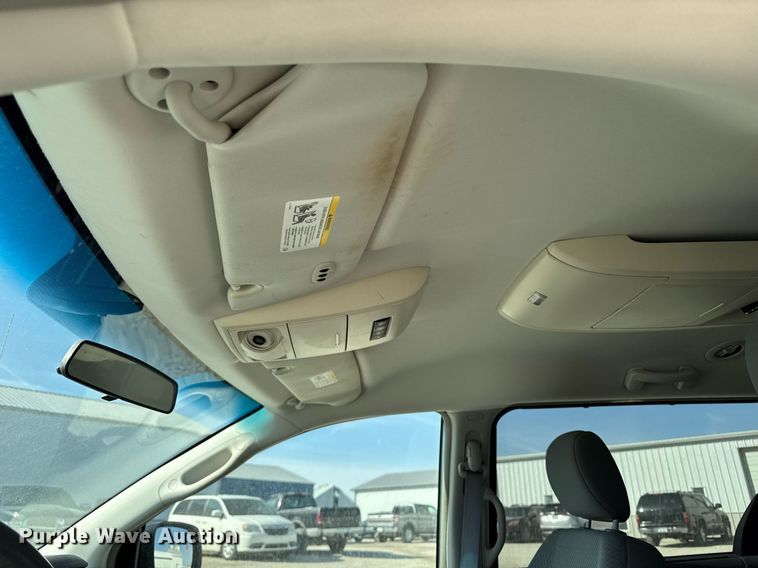 image for item EM3575 2008 Chrysler Town & Country van