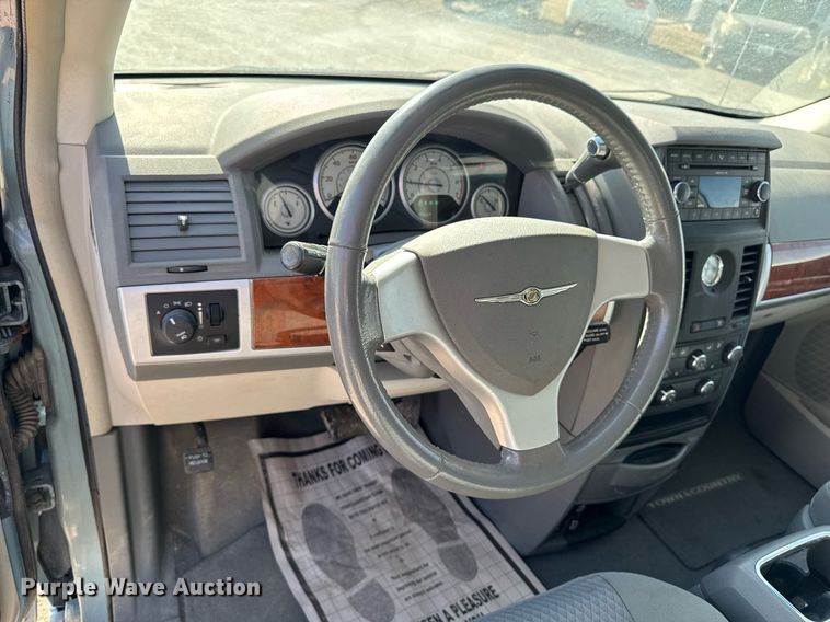 image for item EM3575 2008 Chrysler Town & Country van