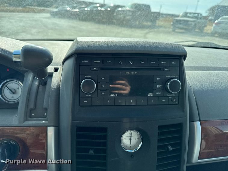 image for item EM3575 2008 Chrysler Town & Country van