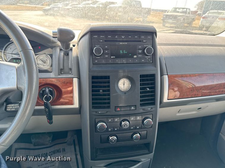 image for item EM3575 2008 Chrysler Town & Country van