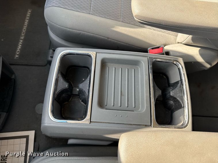 image for item EM3575 2008 Chrysler Town & Country van