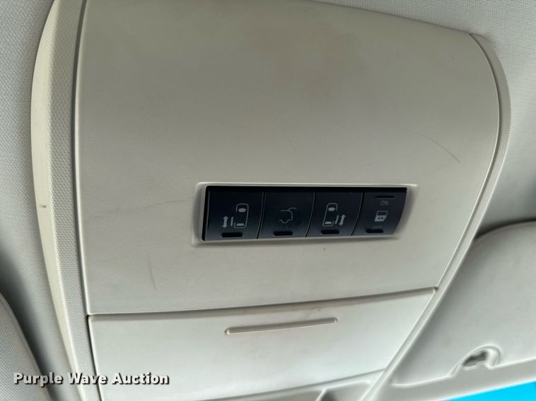 image for item EM3575 2008 Chrysler Town & Country van