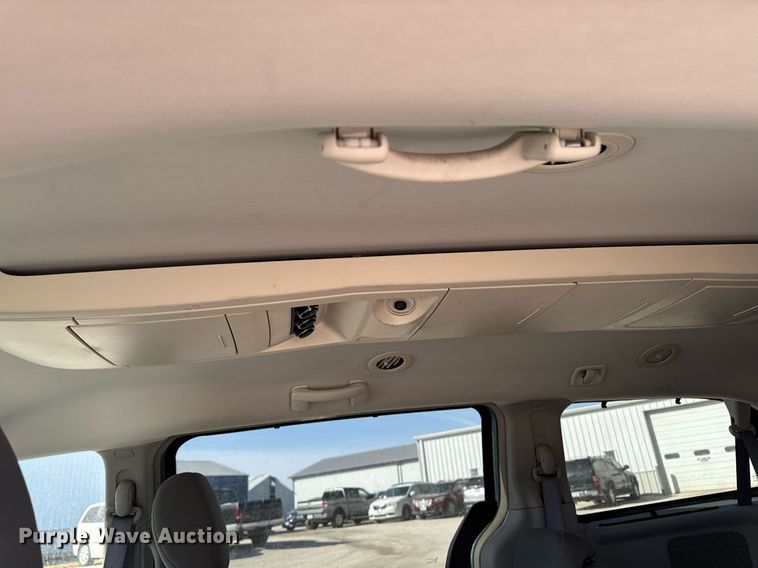 image for item EM3575 2008 Chrysler Town & Country van