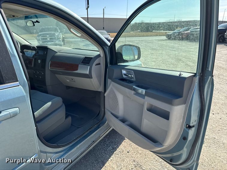 image for item EM3575 2008 Chrysler Town & Country van