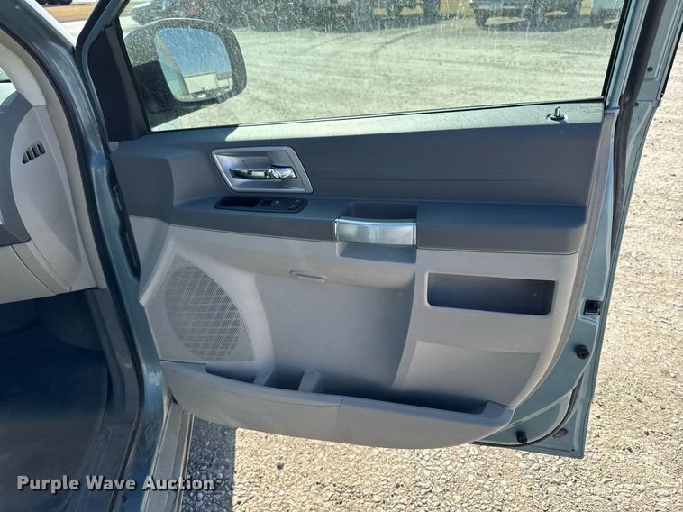 image for item EM3575 2008 Chrysler Town & Country van