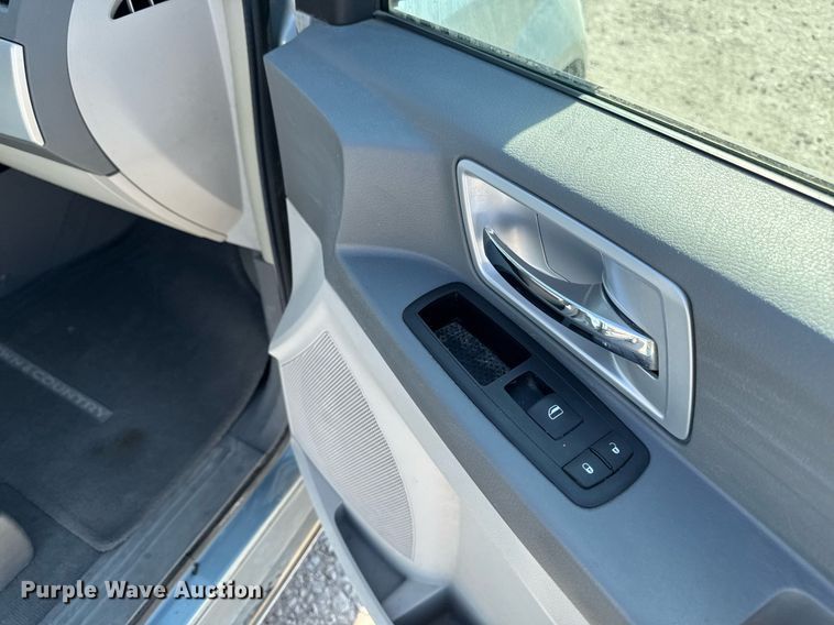 image for item EM3575 2008 Chrysler Town & Country van