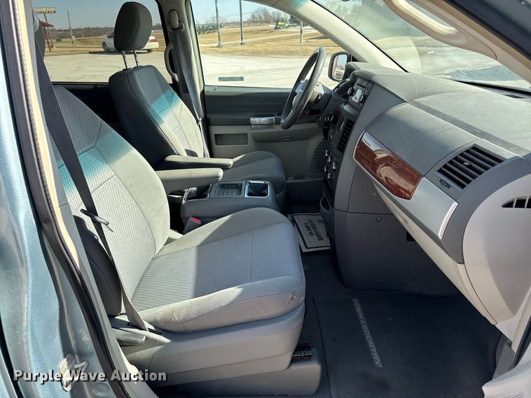 image for item EM3575 2008 Chrysler Town & Country van