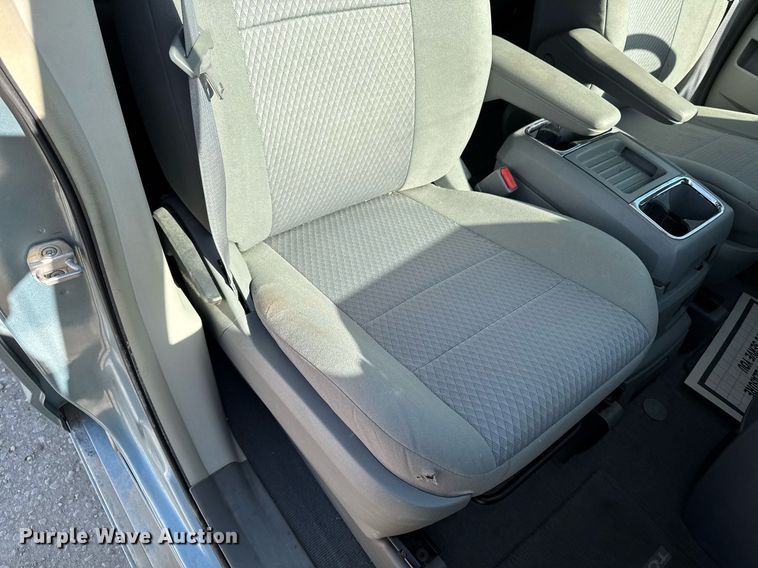 image for item EM3575 2008 Chrysler Town & Country van