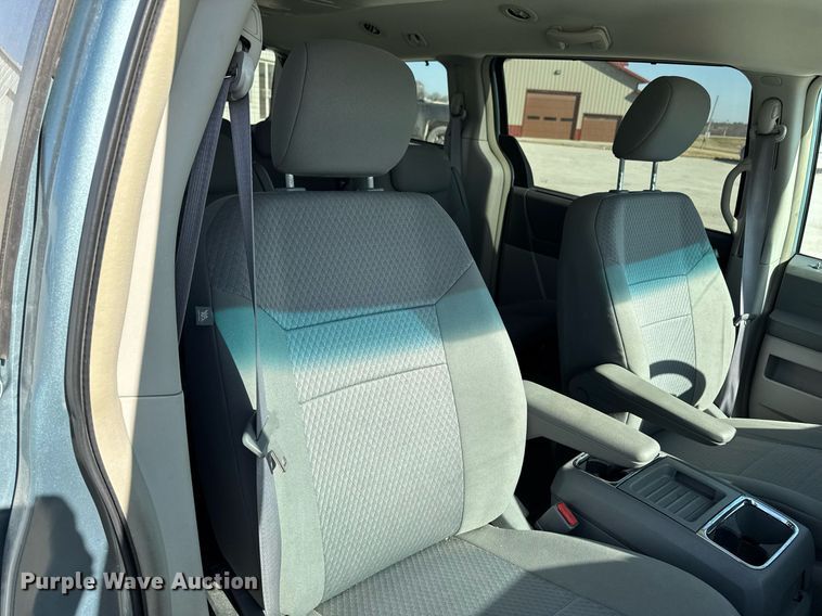 image for item EM3575 2008 Chrysler Town & Country van