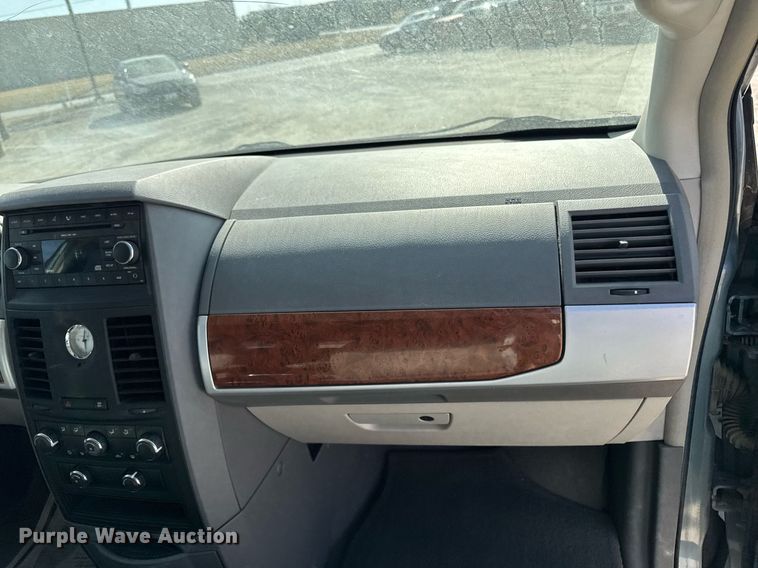 image for item EM3575 2008 Chrysler Town & Country van