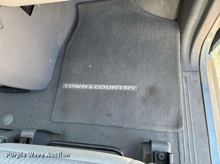 image for item EM3575 2008 Chrysler Town & Country van