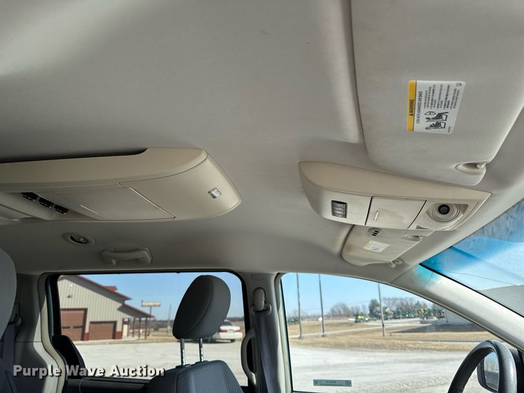 image for item EM3575 2008 Chrysler Town & Country van