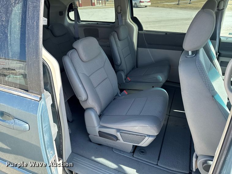 image for item EM3575 2008 Chrysler Town & Country van