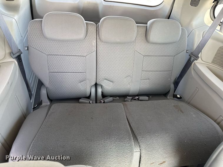 image for item EM3575 2008 Chrysler Town & Country van