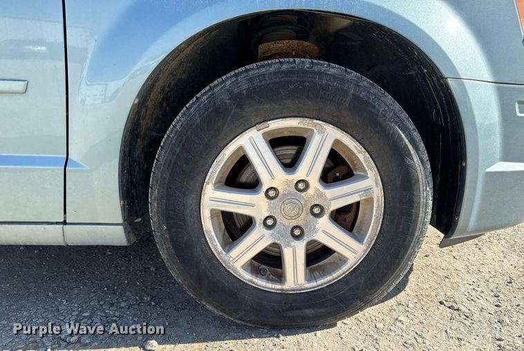 image for item EM3575 2008 Chrysler Town & Country van