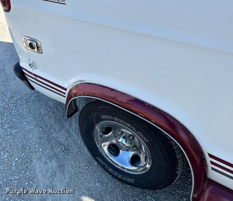 image for item EM3586 1997 Xplorer MUR-VAN HT RV