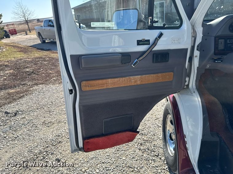 image for item EM3586 1997 Xplorer MUR-VAN HT RV