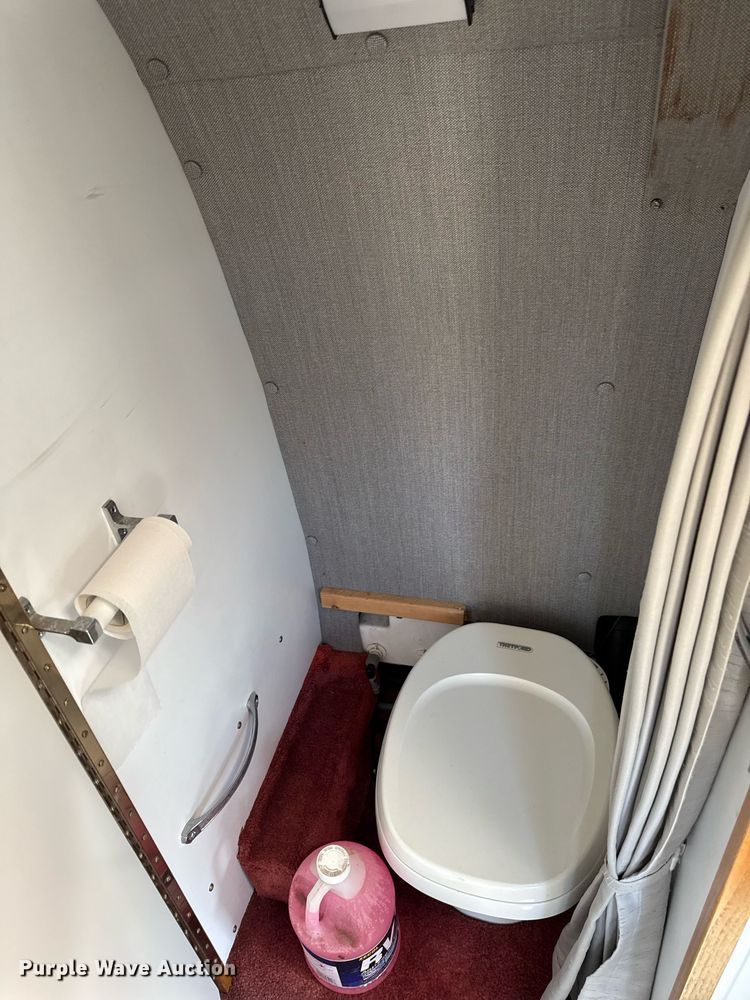 image for item EM3586 1997 Xplorer MUR-VAN HT RV