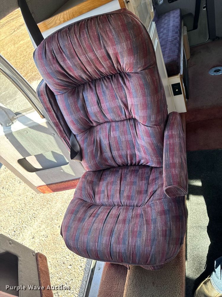 image for item EM3586 1997 Xplorer MUR-VAN HT RV